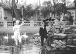 Миниатюра : Пруд "Лебединое озеро" - скульптура "Девушка с веслом" 1957 г