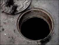 В Саках все чаще крадут крышки от канализационных люков