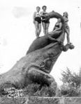 Миниатюра : Борьба бронтозавра с цератозаврами,  1952