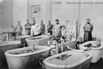 Миниатюра : Грязелечебница XIX век - больные в уличных ваннах.