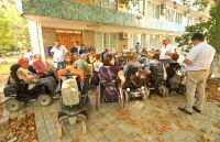 Собрание инвалидов у здания сакской администрации